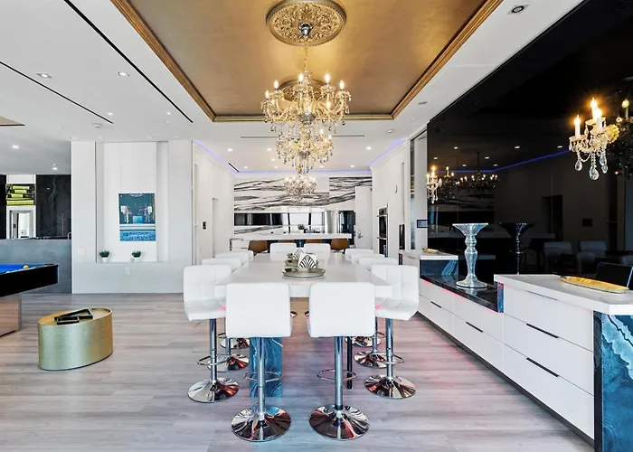 Family Hotel: Luxury 4000 Sqft Penthouse At Palms Place 56 Floor
